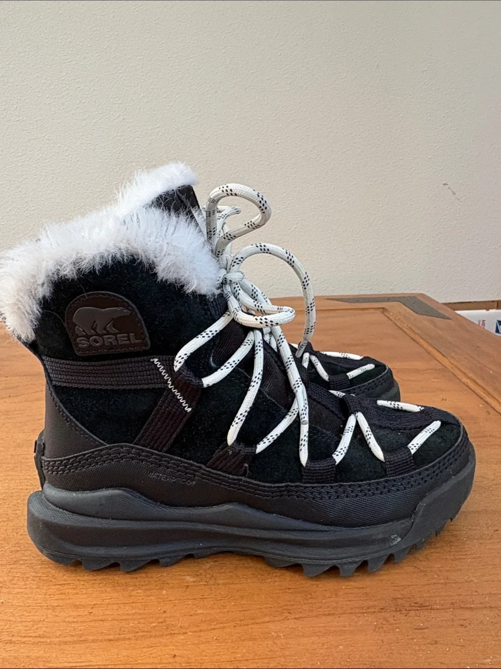 Sorel ONA RMX Glacy Black Winter WatLace-Up Boots with White Faux Fur Trim Size